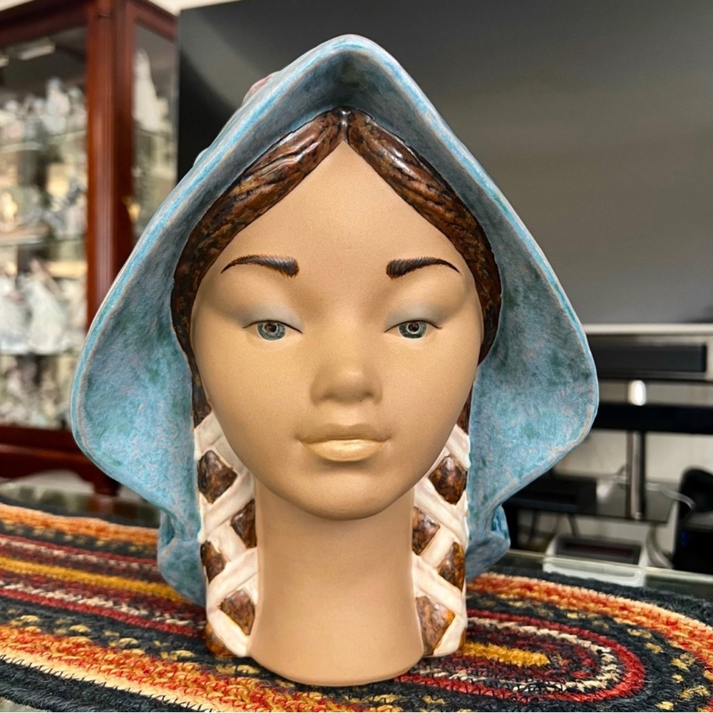Lladro “Señorita”